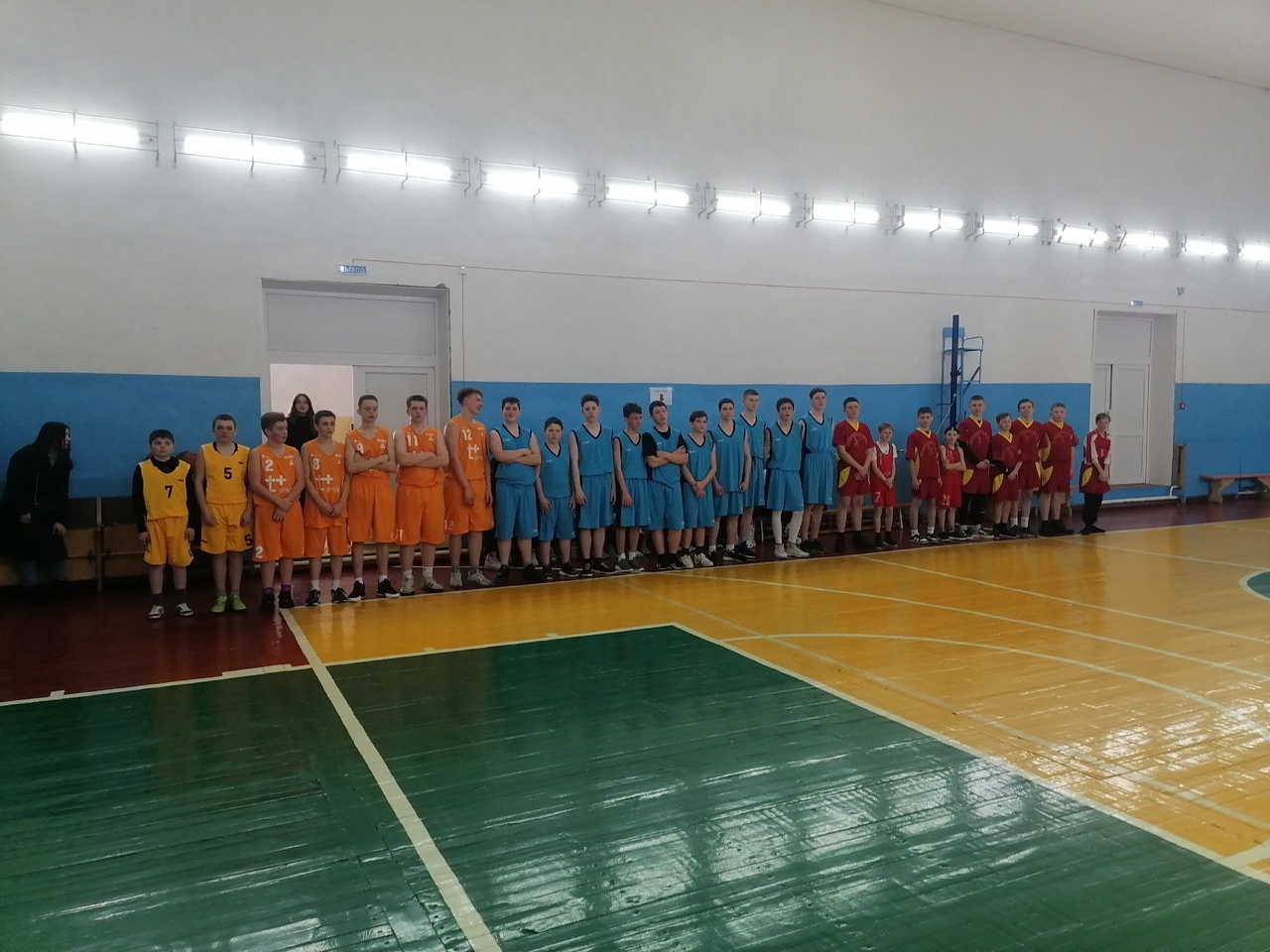 Районные соревнования по баскетболу среди школьников.